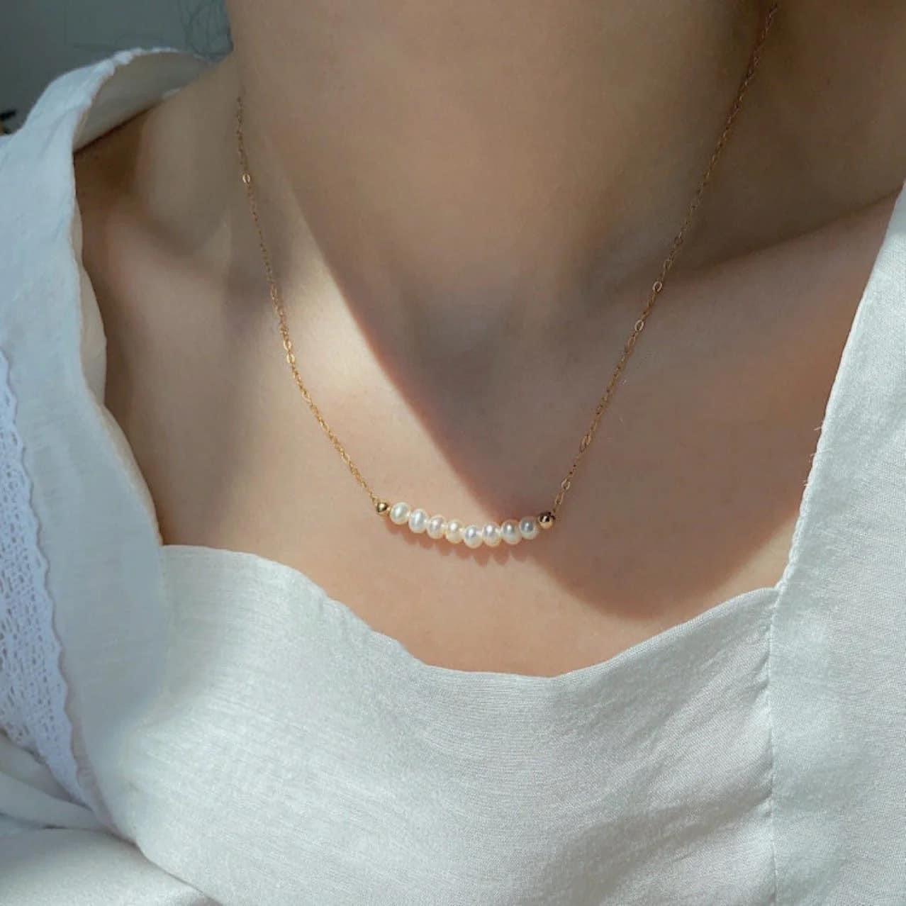 Dainty gold / pearl necklace